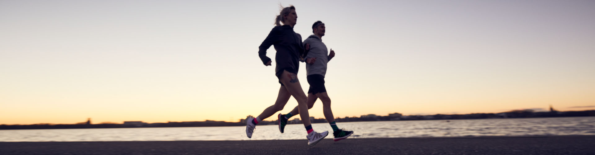 Läufer beim Lauftraining im Sonnenuntergang