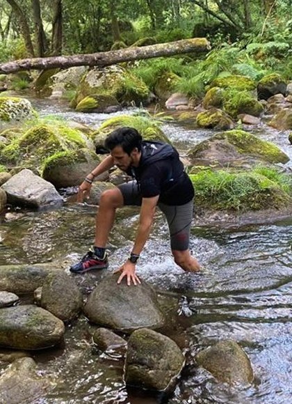 Athlet Joao Andrade beim Marathon aus dem Fluss kommend