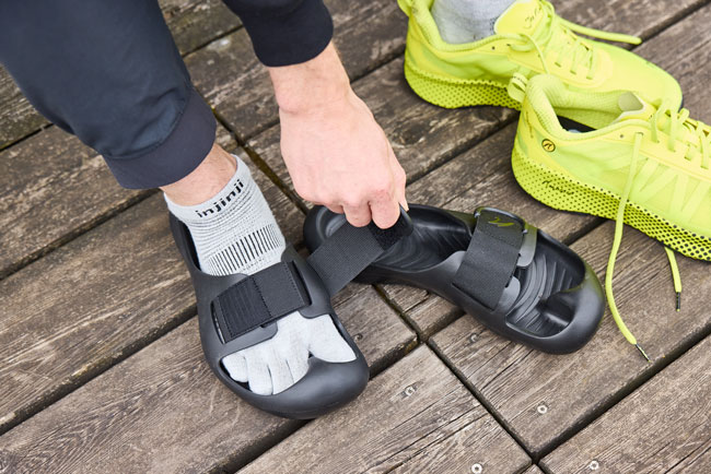 Läufer der nach seinem Lauftraining den Schuh zum recoverToes 2.0 wechselt