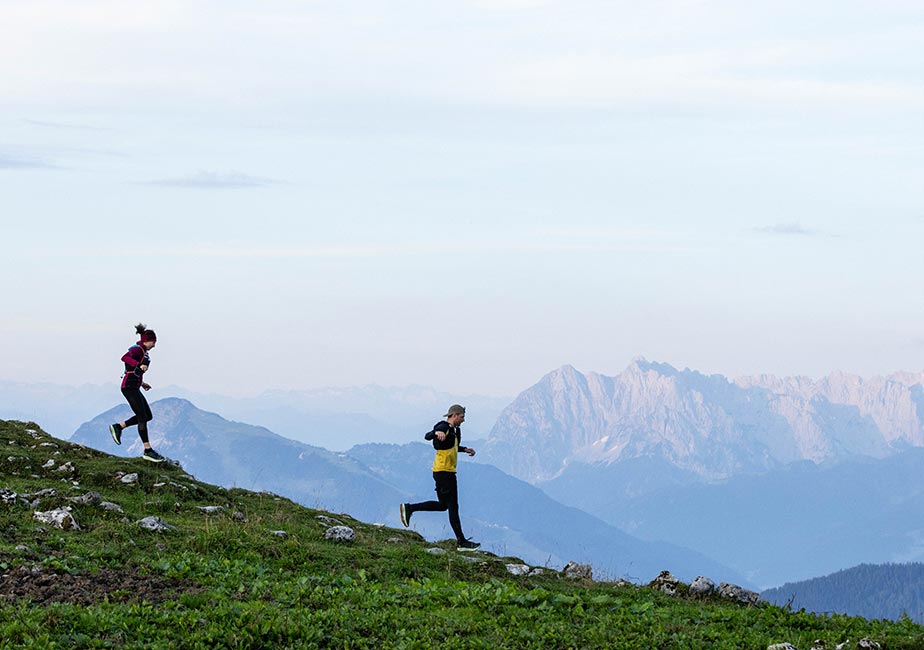 Trailläufer beim Lauftraining in den Bergen mit dem Joe Nimble Trail Addict Pro-R Traillaufschuh in Basil/Grün