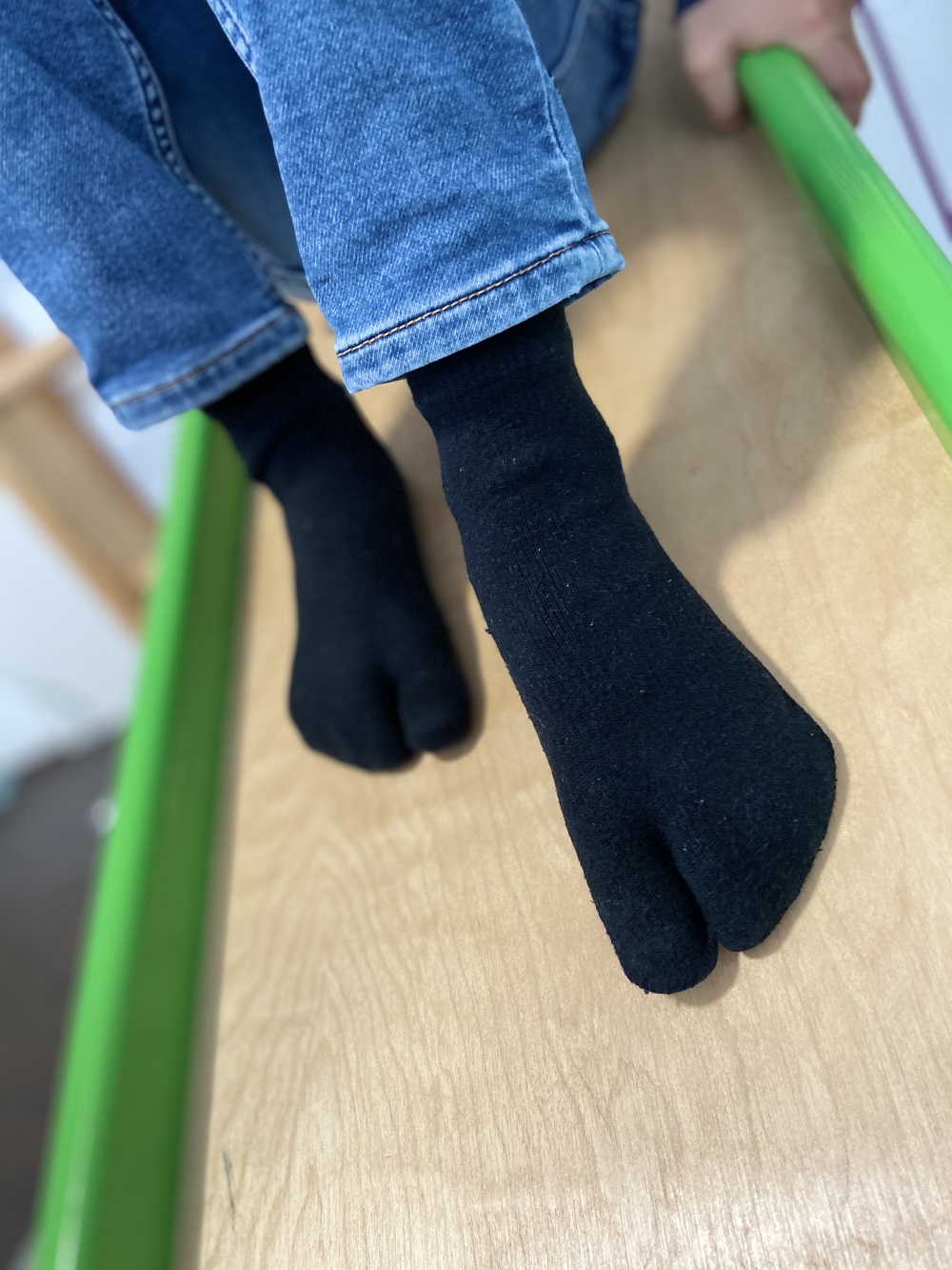 Tabi Socken in schwarz angezogen