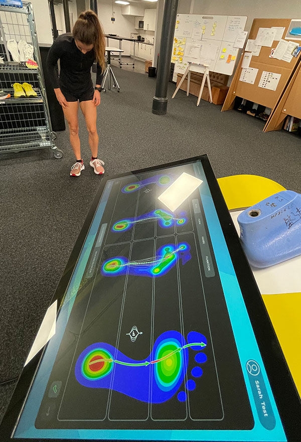 Läuferin im Joe Nimble Addict Pro-R in der Farbe Rust nach der Laufanalyse