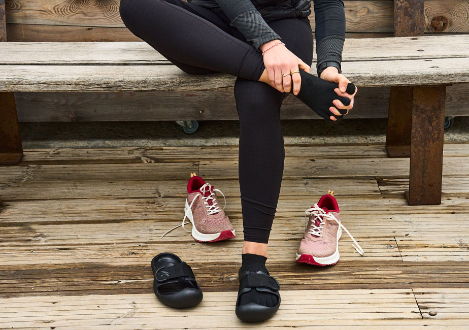 Der Joe Nimble recoverToes 2.0 in schwarz beim anziehen nach dem Lauftraining